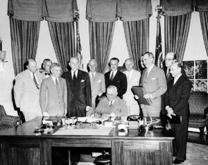 O Tratado do Atlântico Norte foi assinado pelo presidente dos EUA, Harry S. Truman, em Washington, DC, em 4 de abril de 1949 e foi ratificado pelos Estados Unidos em agosto de 1949.
