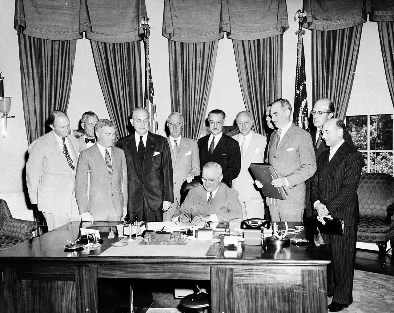 O Tratado do Atlântico Norte foi assinado pelo presidente dos EUA, Harry S. Truman, em Washington, DC, em 4 de abril de 1949 e foi ratificado pelos Estados Unidos em agosto de 1949.