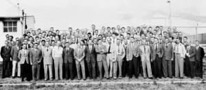 Especialistas em foguetes do Projeto PaperclipCientistas e engenheiros de foguetes alemães e austríacos, incluindo Wernher von Braun (primeira fila, sétimo da direita), que foram transferidos para os EUA pelo Projeto Paperclip, em Fort Bliss, Texas, em 1946.