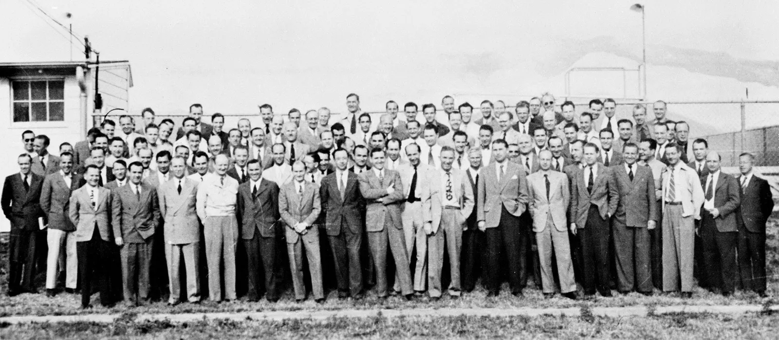 Especialistas em foguetes do Projeto PaperclipCientistas e engenheiros de foguetes alemães e austríacos, incluindo Wernher von Braun (primeira fila, sétimo da direita), que foram transferidos para os EUA pelo Projeto Paperclip, em Fort Bliss, Texas, em 1946.