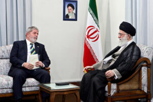 Uma foto divulgada pelo site oficial do líder supremo do Irã mostra o aiatolá Ali Khamenei (direita) durante uma reunião com o presidente brasileiro Luiz Inácio Lula da Silva em Teerã em 16 de maio de 2010. (AFP / Foto de arquivo)