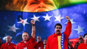 O presidente da Venezuela, Nicolás Maduro, junto com o presidente da Assembleia Nacional, Diosdado Cabello, cantam o hino nacional. (Reuters)