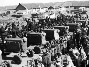 Os aldeões chineses dão as boas-vindas à chegada de tratores comprados por uma cooperativa de agricultores em abril de 1958, durante a campanha do Grande Salto Adiante. O desastroso programa de modernização terminou com a grande fome da China e dezenas de milhões de mortes. Imagem: Keystone-France/Gamma-Keystone via Getty Images
