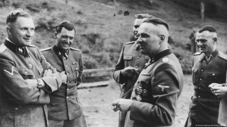 Mengele (segundo da esq. para dir.) e outros oficiais nazistas em Auschwitz em forografia registrada em 1944Foto: picture-alliance/AP Photo/USHMM