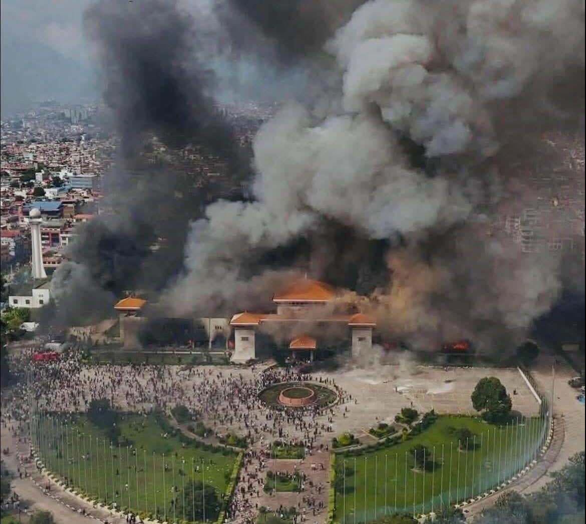 Parlamento do Nepal em chamas