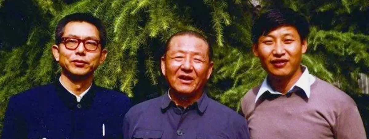 Xi Zhongxun (centro) e Xi Jinping (direita).