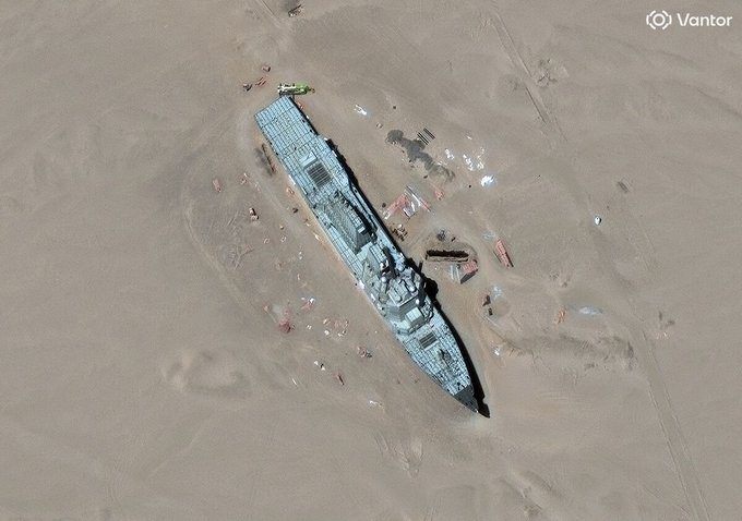 Por que existe um navio de guerra americano gigante no meio do deserto da China